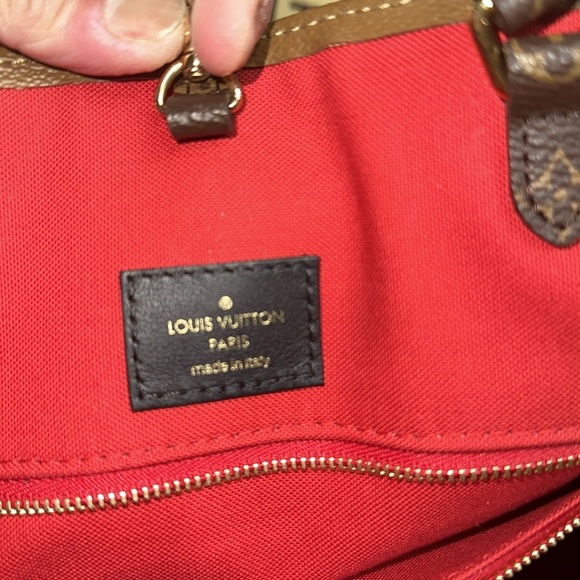 Louis Vuitton Brown Tote Bag with Iconic Monogram Design and Structured Shape - Picture 8 of 8